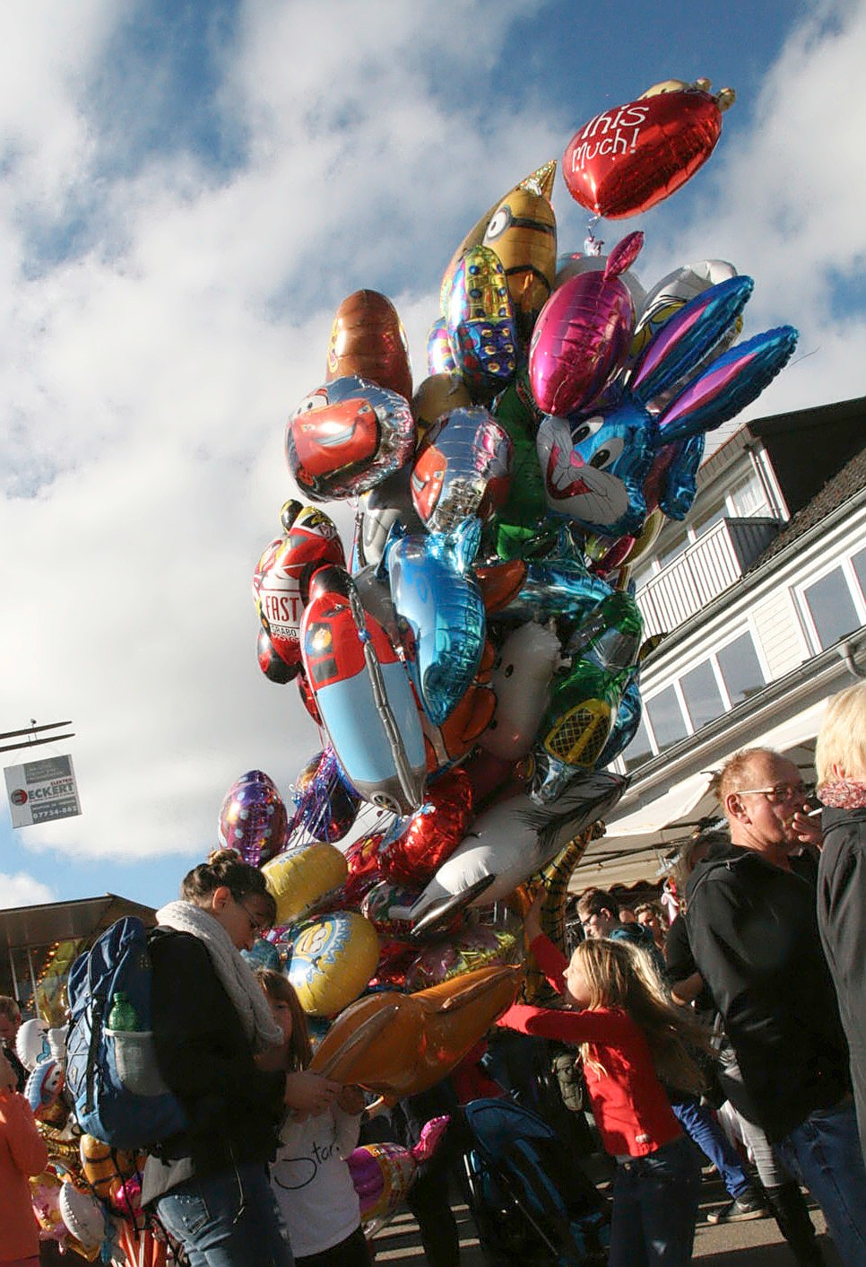 Bunte Luftballons flattern im Görwihler Wind. FOTO: PSC