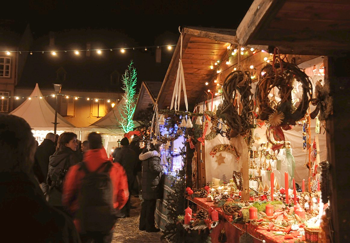 Allerlei schöne Kleinigkeiten zum Weihnachtsfest findet man an den Verkaufsständen.