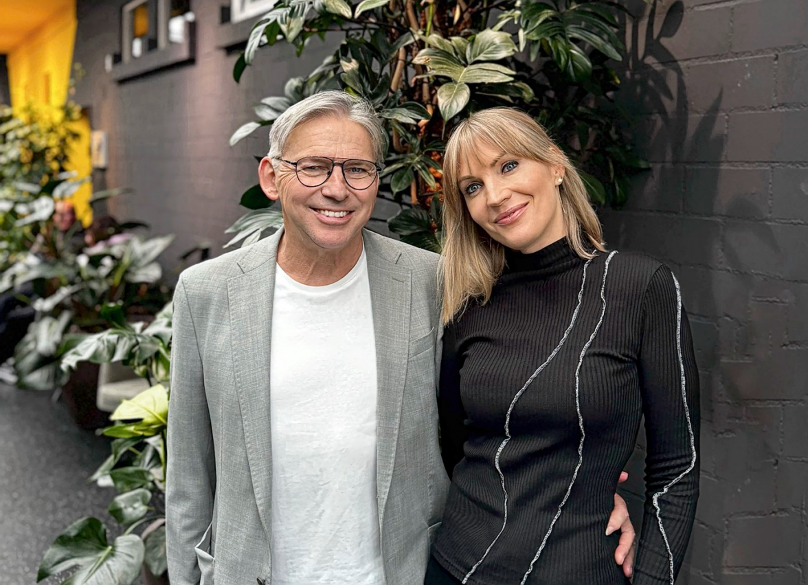 Die Fitness-Gym-Inhaber Roland und Aga Kaltenbach und Geschäftsführer Bernhard Wiesler (rechts) haben unter anderem den Wellnessbereich mit neuen Saunen ausgestattet.