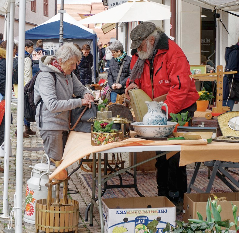 Stöbern auf dem Antikmarkt