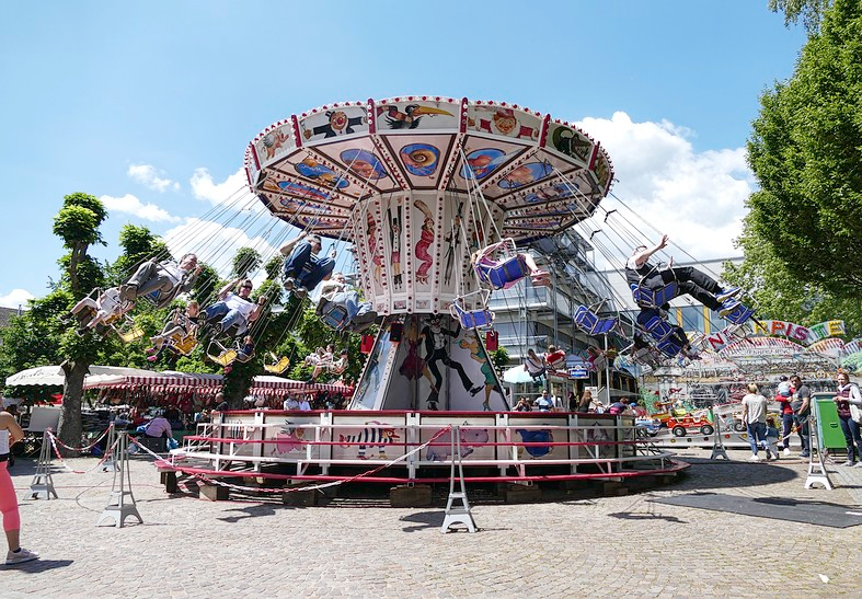 Ein Karussell darf zur Kirmes nicht fehlen.