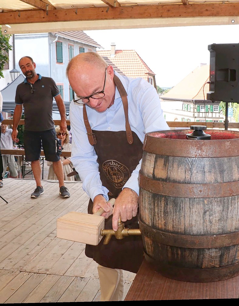 Bürgermeister Dietmar Benz beim Fassanstich im vergangenen Jahr