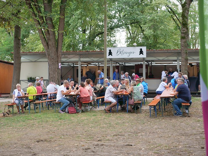 Wein, Essen, Geselligkeit plus Vergnügungspark. Das Fest geht mit vollem Programm über die Bühne.