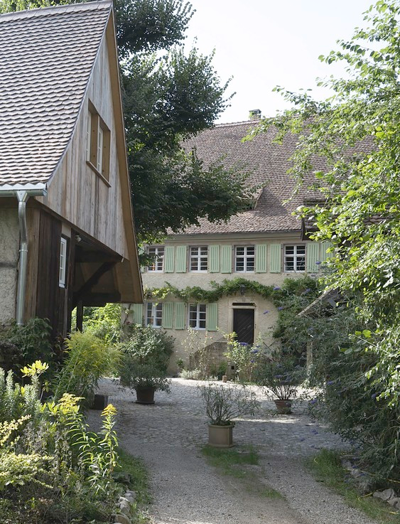 Blick ins Ensemble der Alten Mühle Oberdottingen