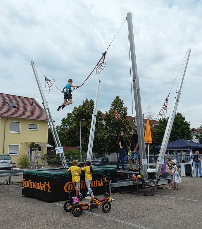 ... und Trampolin beim Fest mal