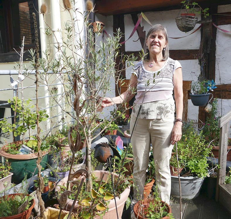 Die Inhaberin Rosemarie Boos-Baumgartner lebt ihre Begeisterung für Pflanzen und die Natur auch im eigenen Kräutergarten.