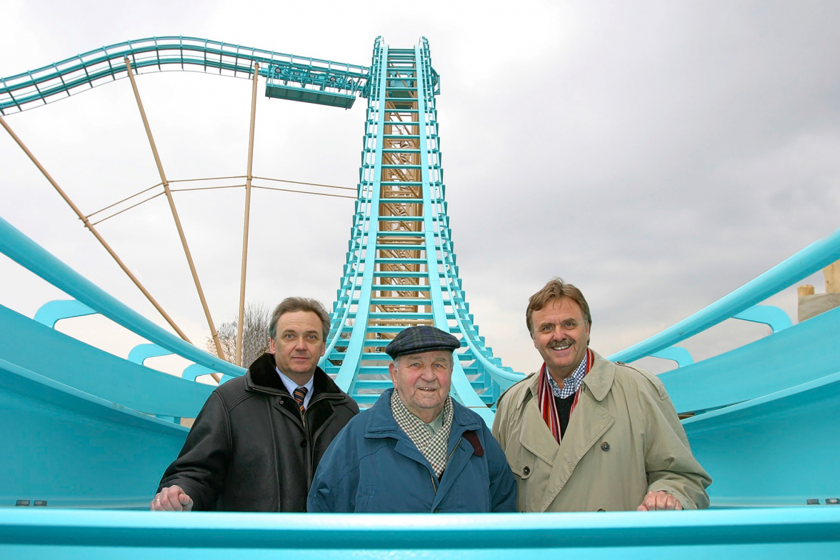 Roland Mack mit seinem Bruder Jürgen und Vater Franz im Jahr 2005. FOTO: EUROPA-PARK