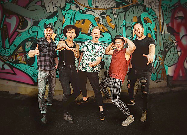 Die Fäaschtbänkler rocken die Bühne. FOTO: FÄASCHTBÄNKLER