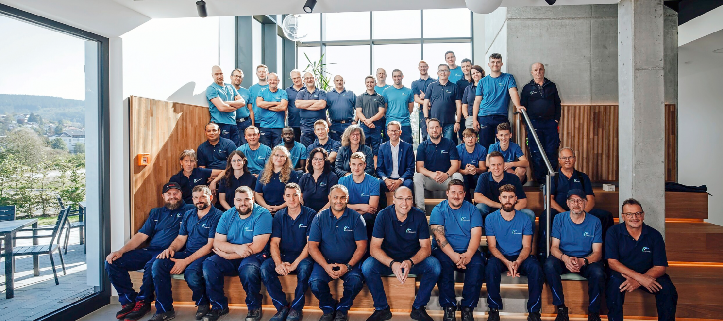 Ein starkes Team: Die Mitarbeiterinnen und Mitarbeiter der Firma Mössner im Jubiläumsjahr