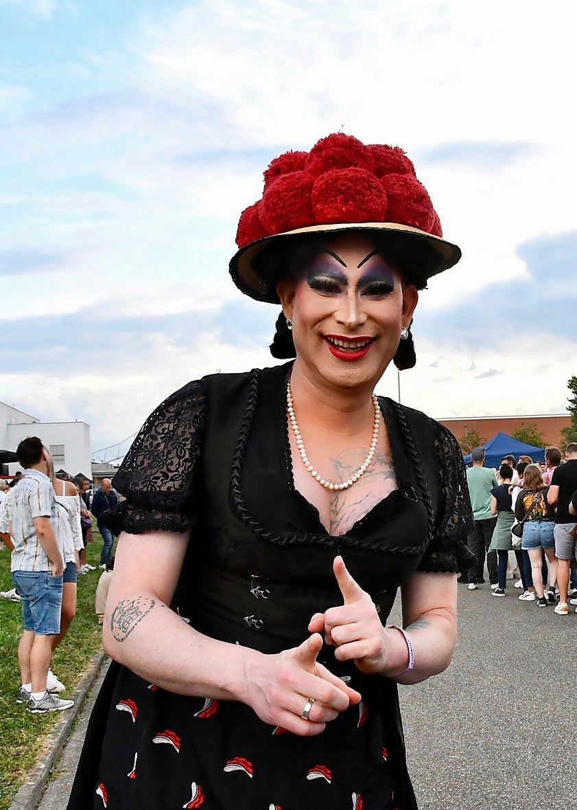 Die Dragqueen Betty BBQ zu Gast bei „Stimmen“