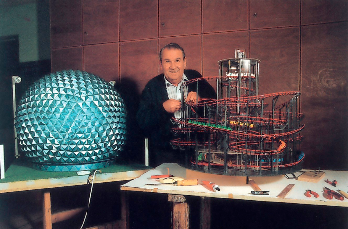 Blick ins Familienalbum: Europa-Park-Gründer Franz Mack, als er 1988 die Achterbahn Eurosat plante, die dann 1989 eröffnet wurde.FOTOS (3): EUROPA-PARK
