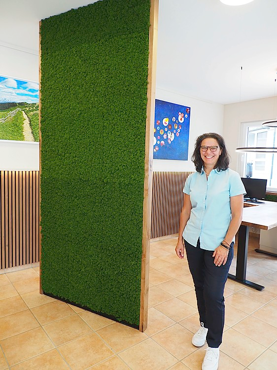 Markanter Raumteiler Hingucker: Ein mit Naturmoos schluckt den Schall.