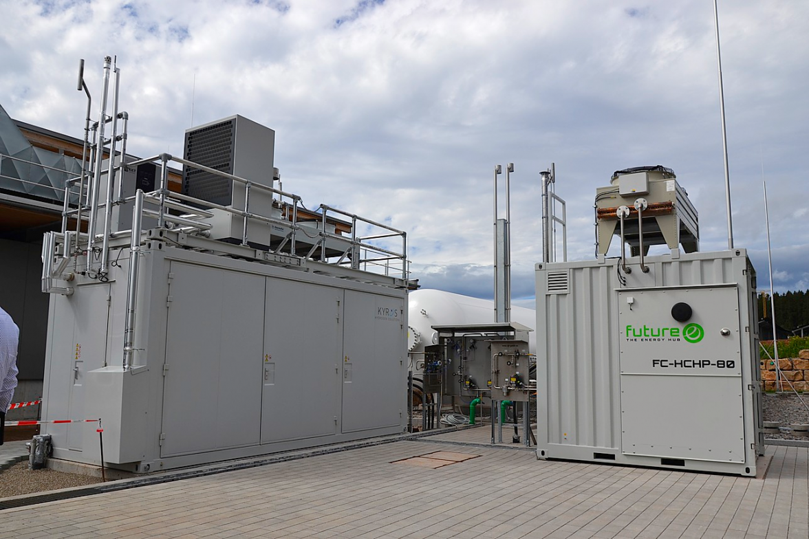 Anlage für die Elektrolyse (links) und Brennstoffzelle