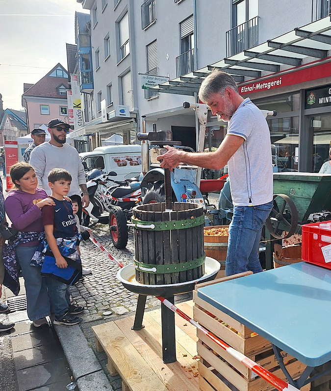 Auf dem Markt wird auch vorgeführt, wie regionale Erzeugnisse entstehen.