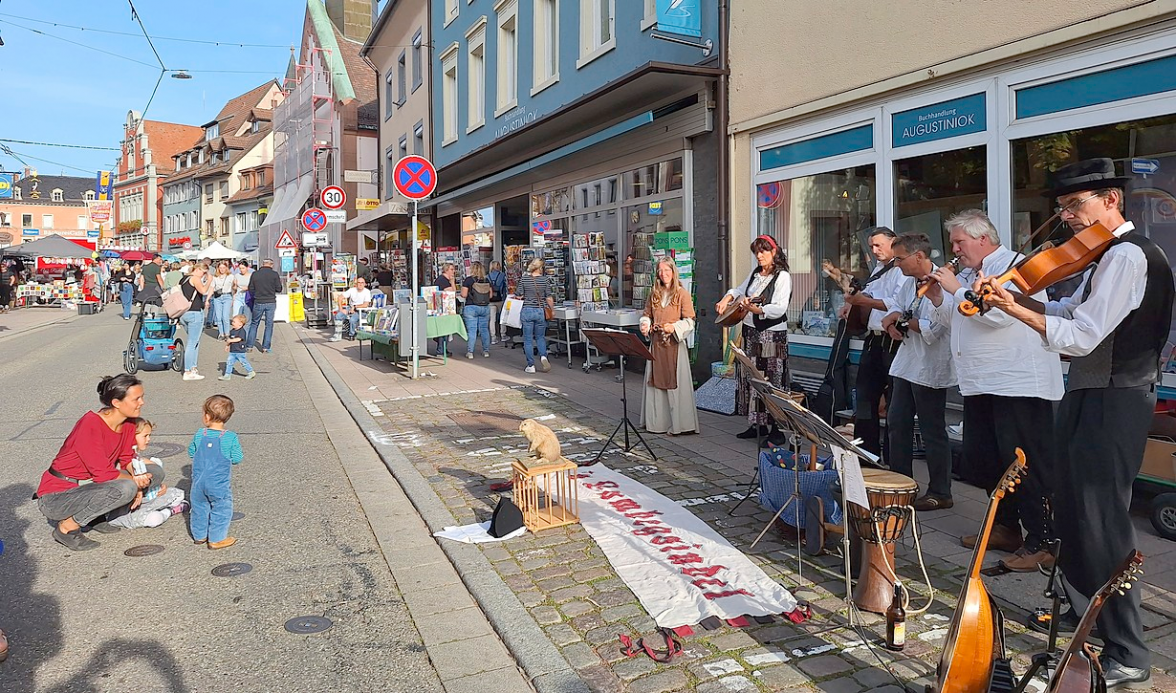 Straßenmusikanten unterhalten die Marktbesucher.