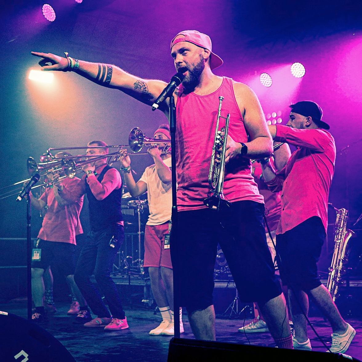 Heizen dem Publikum bei der Hitradio-Ohr-Party am 31. Oktober ein: die Band Brasslufthamma.