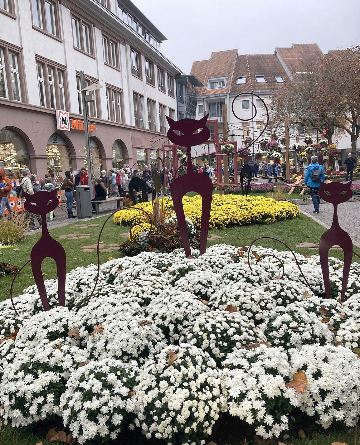 Freunde aus Frankreich gestalten den Schloßplatz.