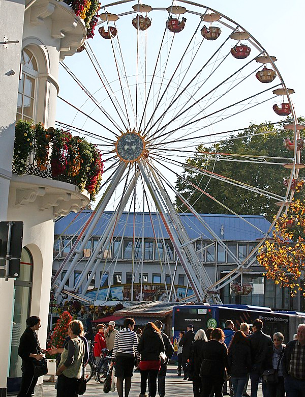 Das Riesenrad dreht am Rathausplatz seine Runden.