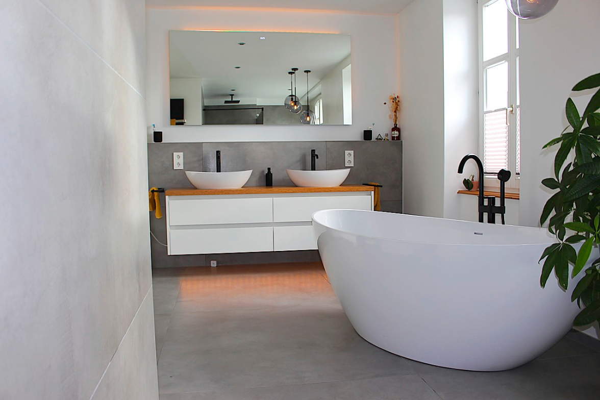 Auch fugenarme Bäder mit Großformatplatten werden in höchster Präzision ausgeführt.