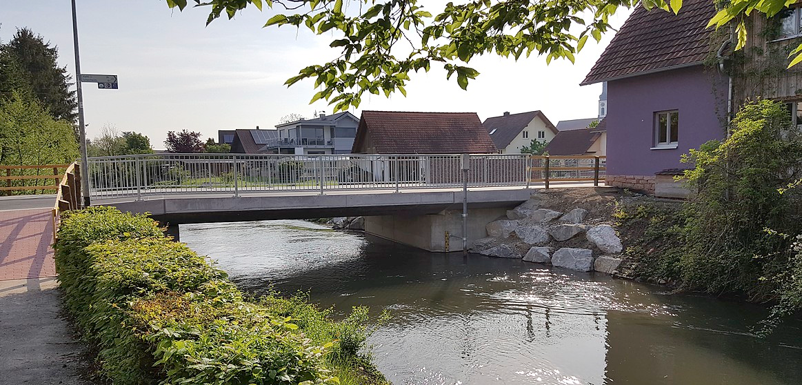 Brücke in Meißenheim 2018: Der Fertigteil-Überbau musste mit einem Autokran mit 300 Tonnen Tragkraft versetzt werden.