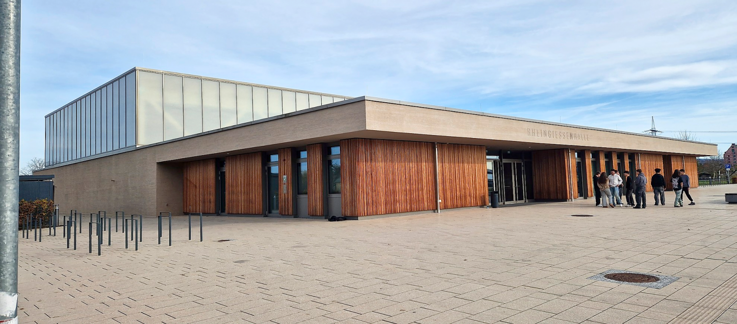 Die Ruster Rheingießenhalle stellte 2018/2019 besondere Anforderungen: Das Kellergeschoss liegt im Grundwasser und musste daher wasserundurchlässig sein. Die Betonoberflächen sind gemäß dem modernen architektonischen Konzept sichtbar.