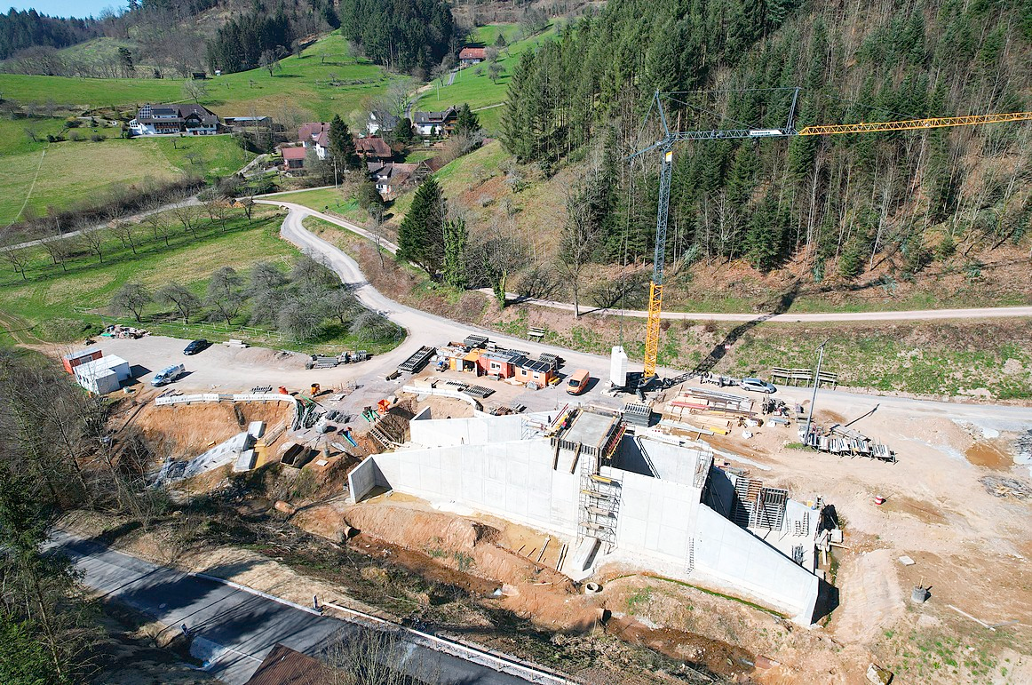 Für die Gemeinde Ohlsbach entsteht seit Mai 2024 ein Hochwasserrückhaltebecken, das 2026 fertig sein soll.