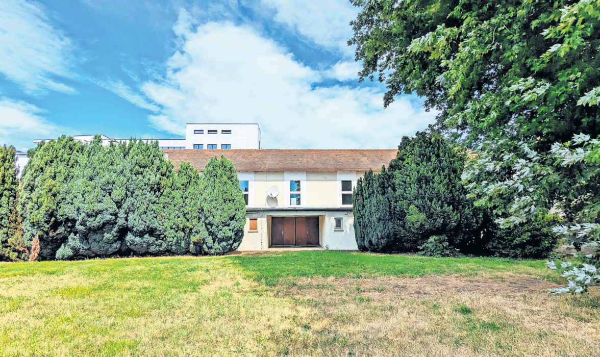 Hier soll bis Ende 2030 die neue Sport- und Kulturmitte Hedelfingen mit Sporthalle, Versammlungshalle, Stadtteilbibliothek, zentralem Bürgerbüro und neuer grüner Mitte entstehen. Fotos: Jürgen Brand