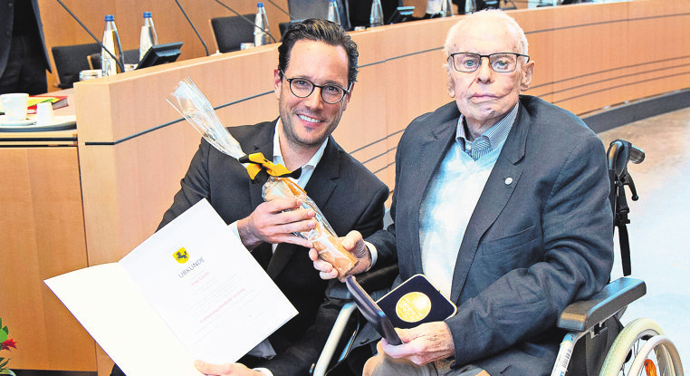 Erster Bürgermeister Dr. Fabian Mayer hat den langjährigen Stadtrat Fritz Currle aus dem Gemeinderat verabschiedet. Foto: LHS/Leif Piechowski