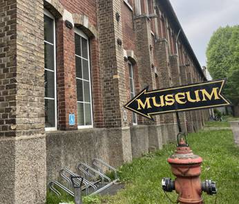 Der Hydrant zeigt an, wo es lang geht.