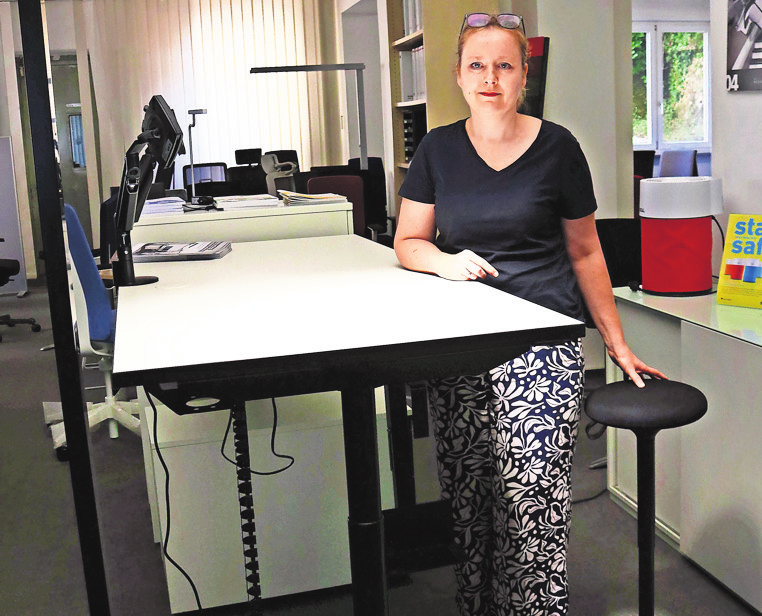 Ein höhenverstellbarer Schreibtisch bringt laut Stefanie Grünemay-Petzold nur Vorteile mit sich:„Der Wechsel trainiert die Rücken- und Beinmuskulatur, man ist konzentrierter, fitter und reaktionsschneller.“ Foto: Eva Herschmann
