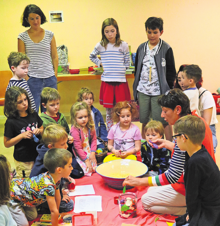 Die Kinder sind fasziniert vom Programm.