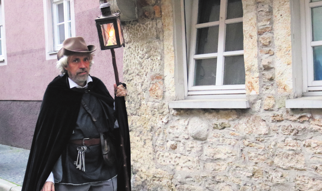Den Historiker Olaf Schulze kennt man von Führungen - beispielsweise als Nachtwächter. Beim Dudelsäckle lehrt er das Publikum nun „Schwäbisch Schimpfen“. Foto: Eva Herschmann