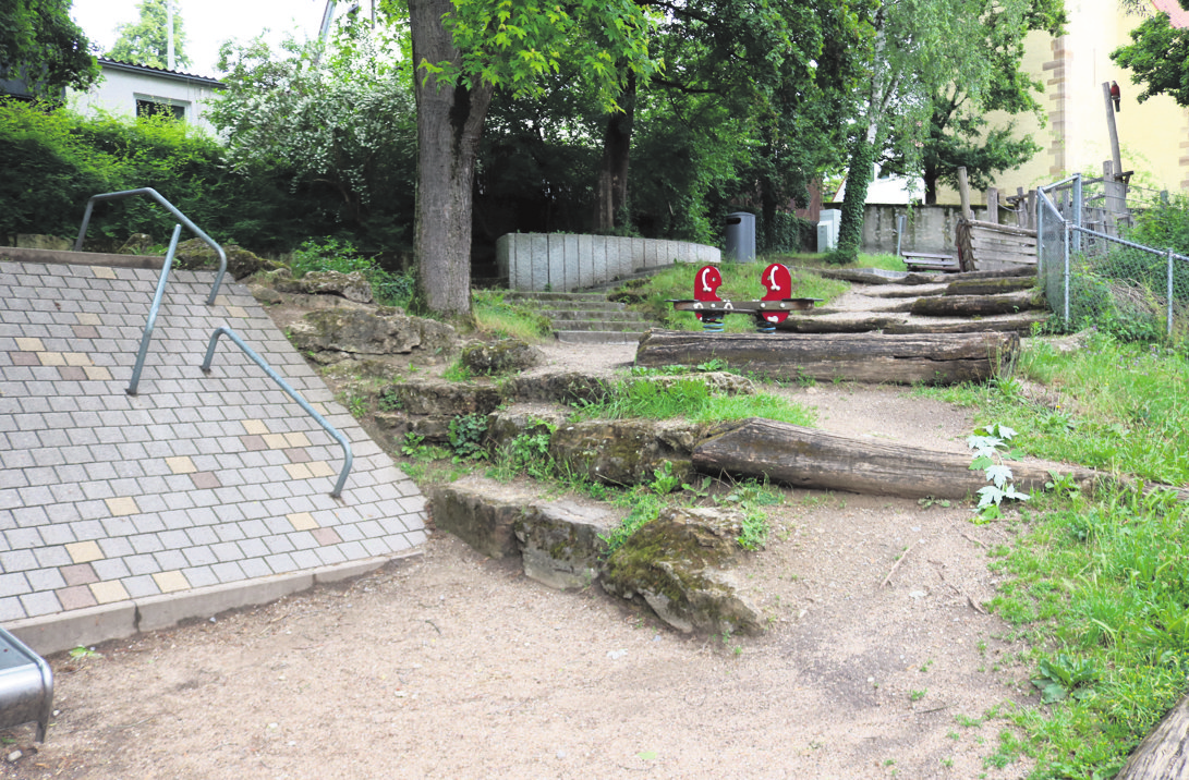 Auf dem Spielplatz Reinhartsstraße ist ein neuer Bodenbelag fällig.