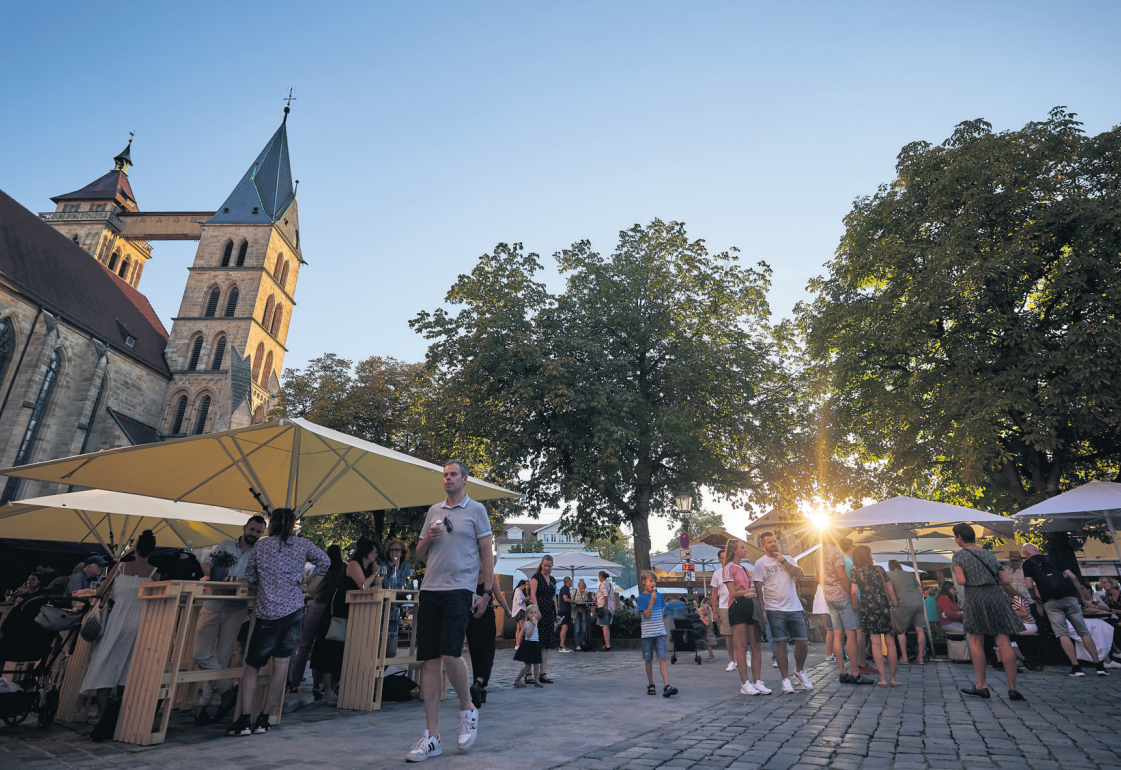 Den Sommer feiern: Zusammensitzen, schwätzen, alte und neue Freunde wiedersehen. Und dabei das eine oder andere Glas Wein trinken und gut essen. Darum geht's beim Estival. Und das Ganze mit Livemusik vor mittelalterlicher Fachwerkkulisse. Was will man mehr?