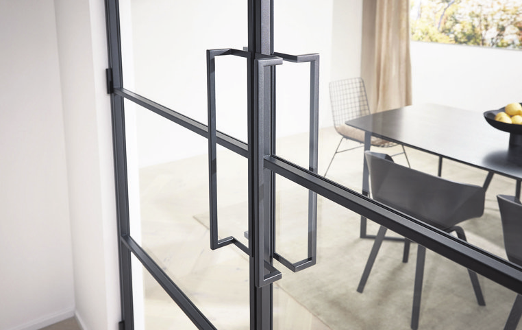 Wohnen wie in einem Loft: Bis in jedes Detail des Türdesigns wird der angesagte Industrial Look fortgeführt.