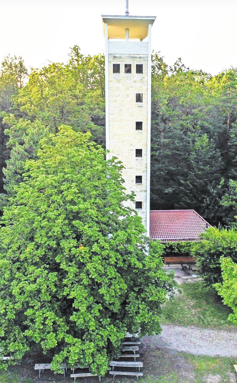 Für Ausflügler lohnt sich auch ein Abstecher zum 25 Meter hohen Uhlbergturm, der einen großartigen Blick auf die Schwäbische Alb bietet. Foto: arc