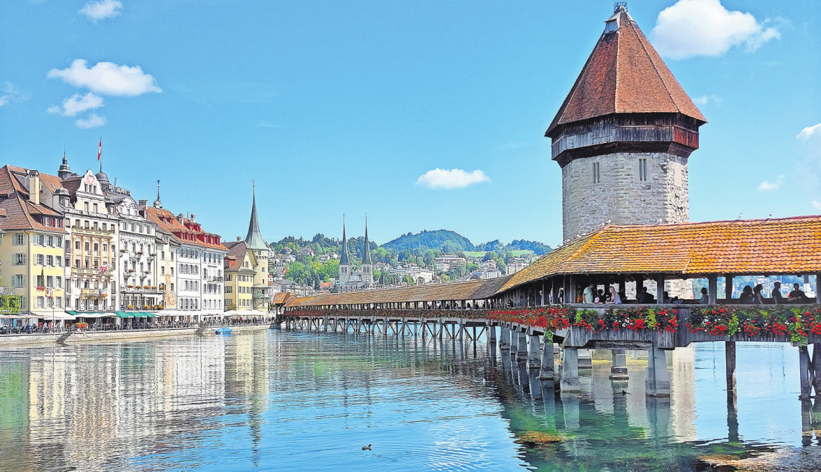 Die Kappellbrücke über die Reuss ist ein Wahrzeichen Luzerns. Foto: Heideker Reisen/Rauser
