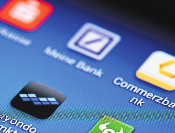 Um Bankgeschäfte auf dem Handy erledigen zu können, benötigt man die entsprechende App. Foto: dpa