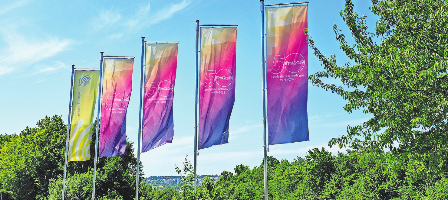 Die Fahnen kündigen im gesamten Stadtgebiet von Leinfelden-Echterdingen das große Jubiläum an. Foto: Christian Günther