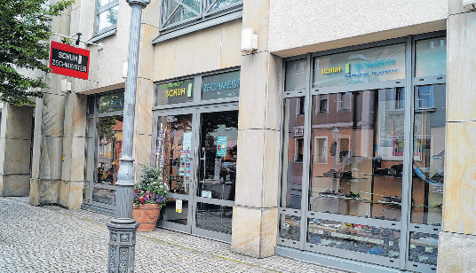 Neben dem Stammladen in Bad Windsheim ist Schuh Zechmeister auch in der Ludwigstraße in Neustadt vertreten und bietet eine große Auswahl. Fotos: Nicole Gunkel (2)