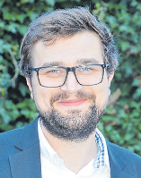 Foto links: Für Pfarrer Christian Dellert ist es die erste Kirchweih in seiner neuen Gemeinde Gerolfingen; Foto rechts: Bürgermeister Karl Fickel.