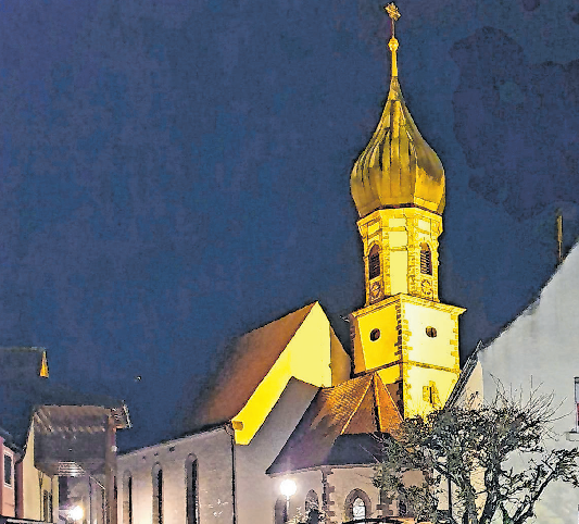 Auch ein Ort der Erholung: Die Kneippanlage am Schießweiher, gestiftet von Msgr. Otto Baumgärtner. Erbaut und feierlich eingeweiht wurde sie bereits im Jahr 1998. Das Bild rechts zeigt die katholische Pfarrkirche Maria Immaculata bei Nacht.