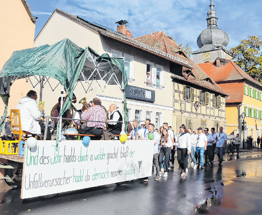 Der Kerwaumzug wird am Sonntag ab 14 Uhr starten. Fünf Themen haben sich die 29 Ortsburschen und -madli heuer ausgesucht, die auf den Wagen präsentiert werden. Nach dem Umzug wird Simon Zwanzger die Kerwapredigt verlesen. Fotos: Rainer Fritsch