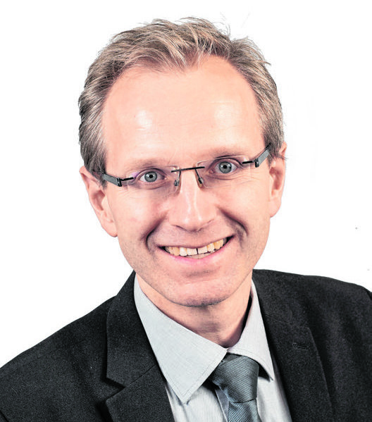 Freut sich auf viele Gäste: Bürgermeister Martin Assum. Das rechte und das untere Bild zeigen Ausschnitte des Kerwaumzugs.