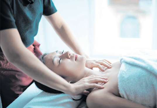 Eine gute Massage ist Entspannung pur und kann auch mit speziellen Aromaölen durchgeführt werden.