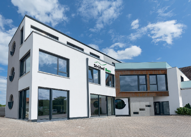 Neues Betriebsgebäude in Spielbach und die Ströbelbau-Mitarbeiter aus Spielbach