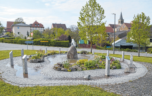 Zum Entdecken: Attraktiv gestaltete Wasserlandschaft, um die sich Stelen symbolisch für die Ortsteile reihen.