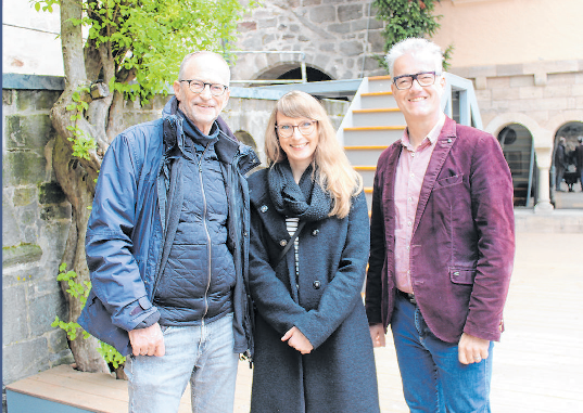 Intendant Johannes Kaetzler, Kulturbüro-Leiterin und Dramaturgin Dr. Maria Wüstenhagen sowie Bürgermeister Patrick Ruh freuen sich auf die neue Theater-Saison. Fotos: Herbert Dinkel