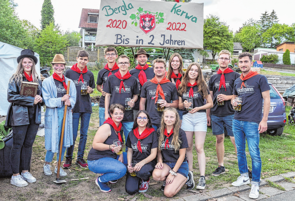 Die Ortsburschen und -madle (hier bei der letztjährigen Kirchweih) sind bestens auf die Festtage vorbereitet. Fotos: Dorfverein Bergtheim/Gudrun Schwarz-Köhler