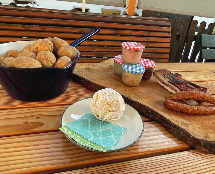 Die Spezialitäten der Wirts-Familie Schmidt sind hausgemachte Klöße und Kartoffelsalat von den eigenen Bio-Kartoffeln und zum Kaffee gibt es selbst gebackene Schneeballen. Foto: privat